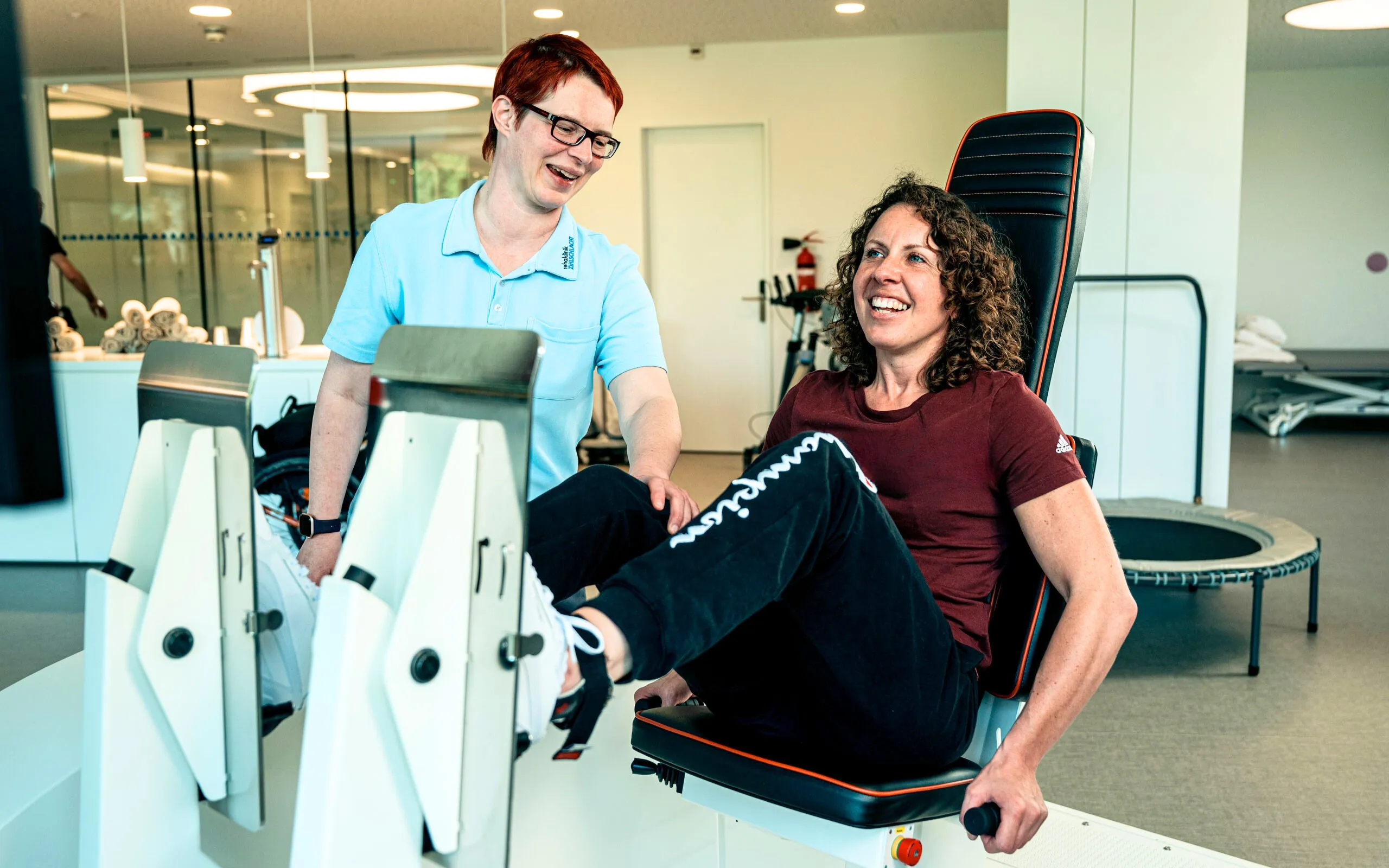 Doris Rohner, Patientin der VITREA Rehaklinik Zihlschlacht, beim Üben.
