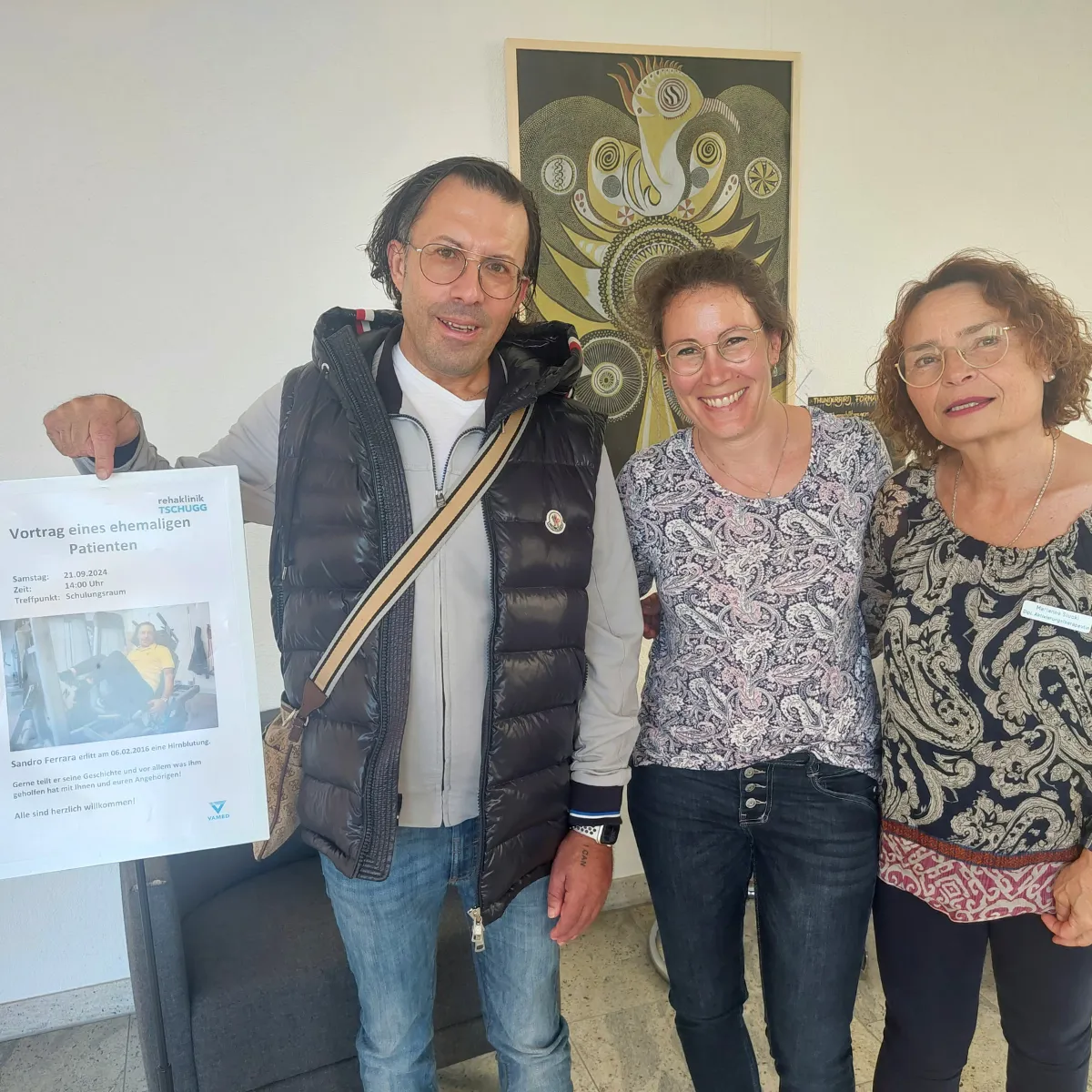 Vor anderen Patientinnen und Patienten der Rehaklinik Tschugg hat Sandro Ferrara einen Vortrag gehalten.