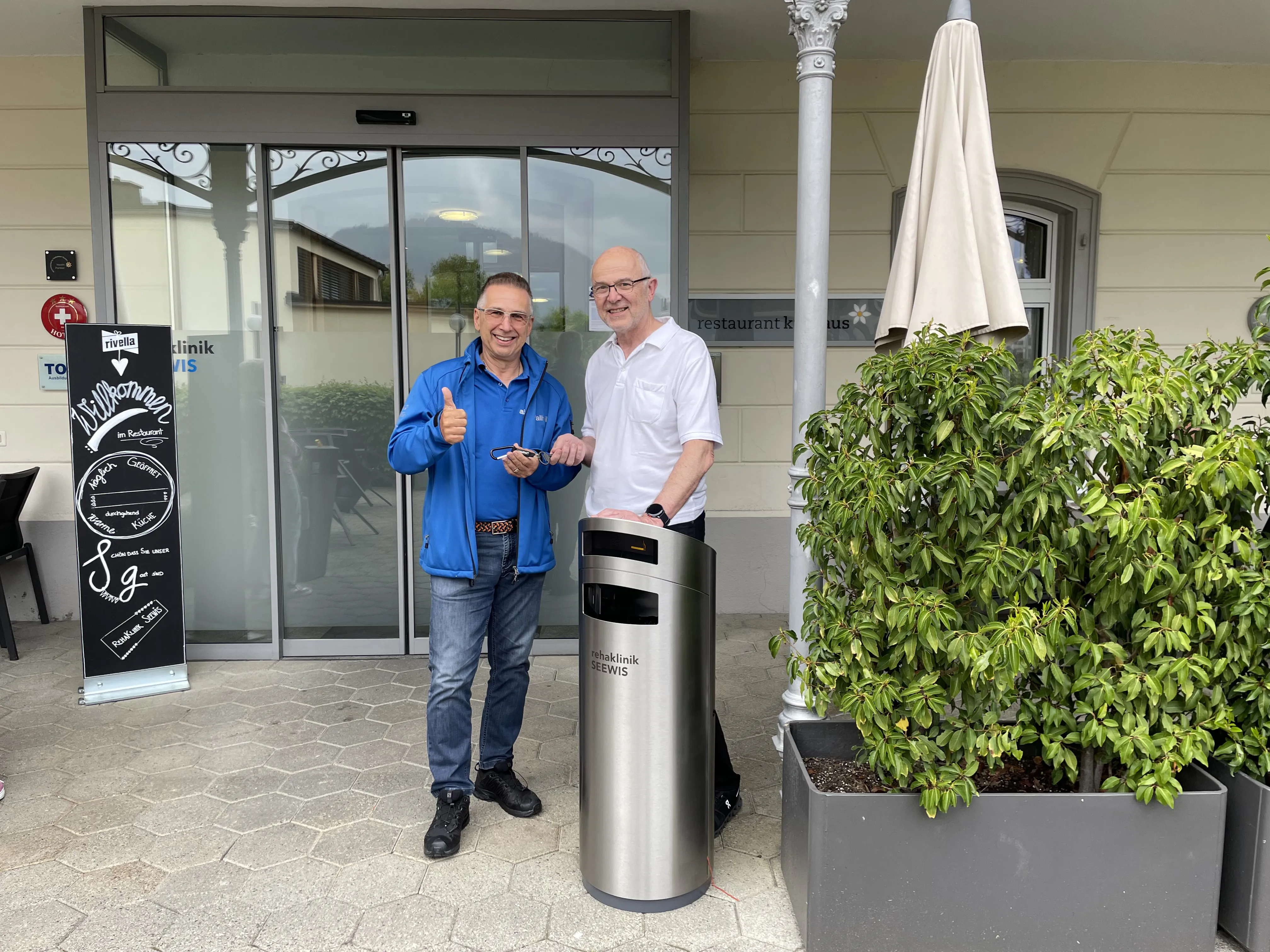 Marcel Strebel und Michele Genoni, Ärztlicher Direktor der Rehaklinik Seewis weihen gemeinsam mit Freude den neuen Abfallhai ein.