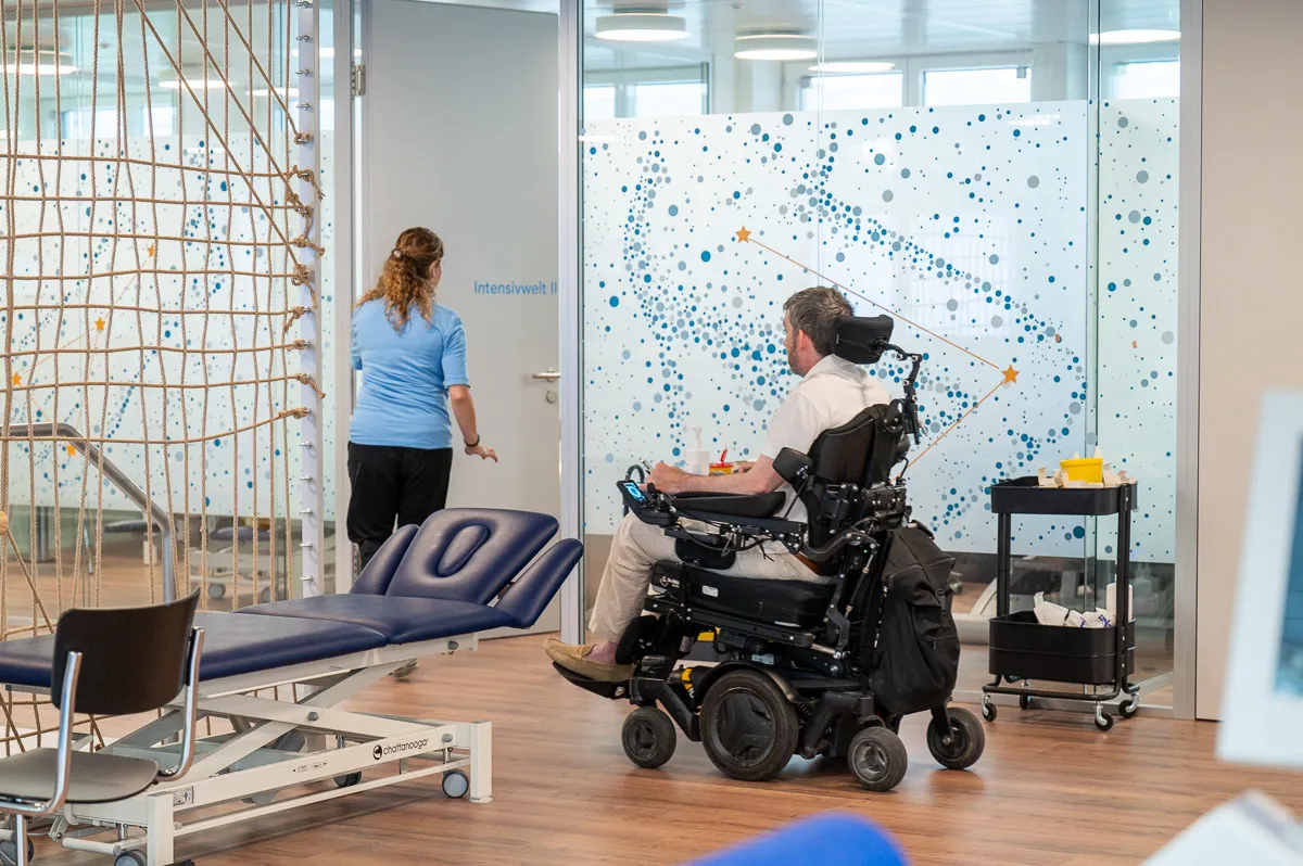 Das VITREA Rehazentrum Zürich Seefeld ist problemlos zugänglich für Menschen in Rollstühlen.