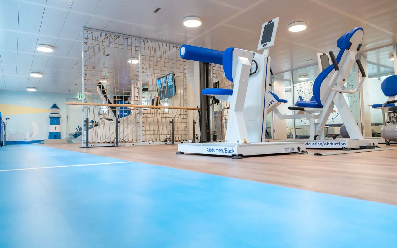 Moderne Trainingsgeräte für die medizinische Trainingstherapie im VITREA Rehazentrum Zürich Seefeld.