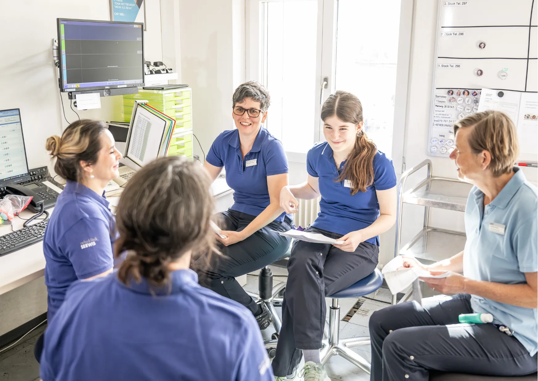 Gabi Gredig beschreibt die VITREA Rehaklinik Seewis als eine familiäre Umgebung, in der das besondere Miteinander im Mittelpunkt steht.