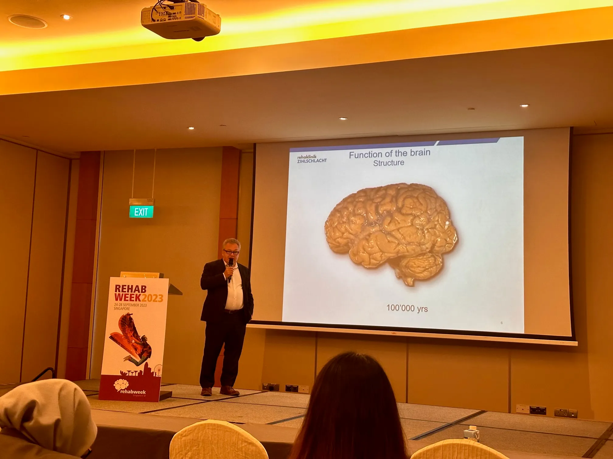 Daniel Zutter hält einen Vortrag über die Auswirkungen der Digitalisierung auf das menschliche Gehirn.