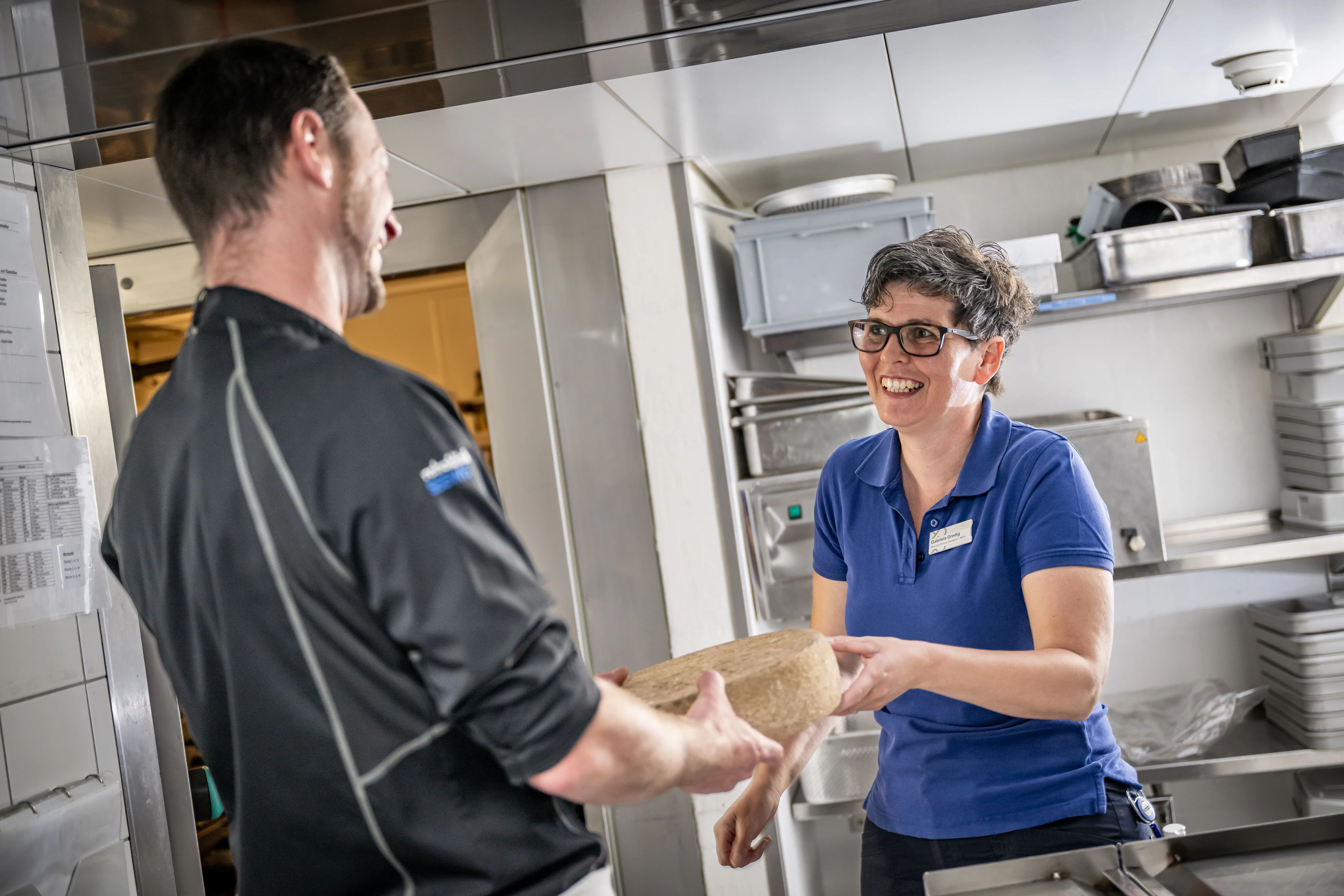 **Alt-Text (Deutsch):** Besuch auf einem Bauernhof in Seewis mit Kühen und selbst produziertem Alpkäse, der auch von Patientinnen, Patienten und Mitarbeitenden der VITREA Rehaklinik Seewis genossen wird.