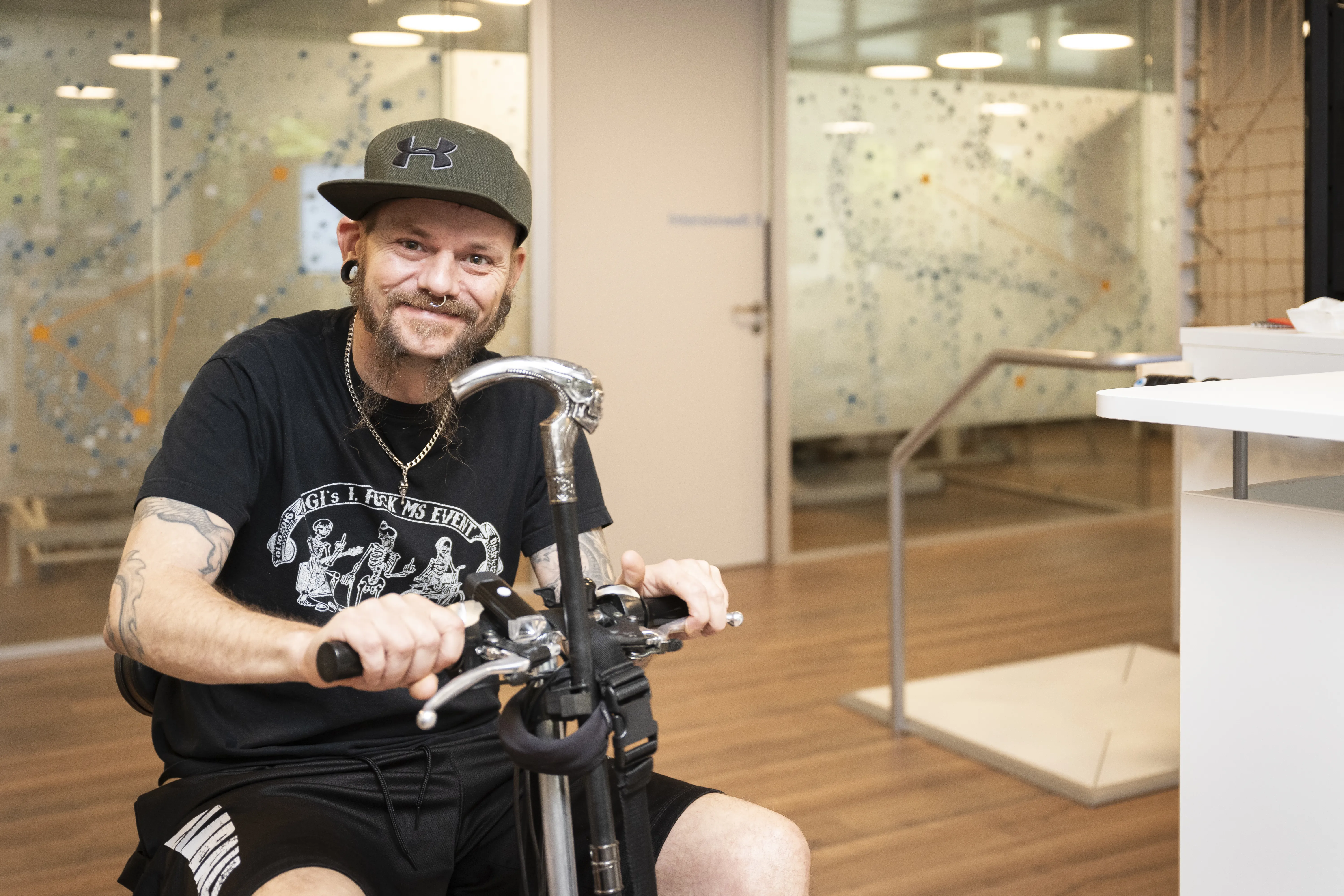 Patrick beim Üben im VITREA Rehazentrum Seefeld.