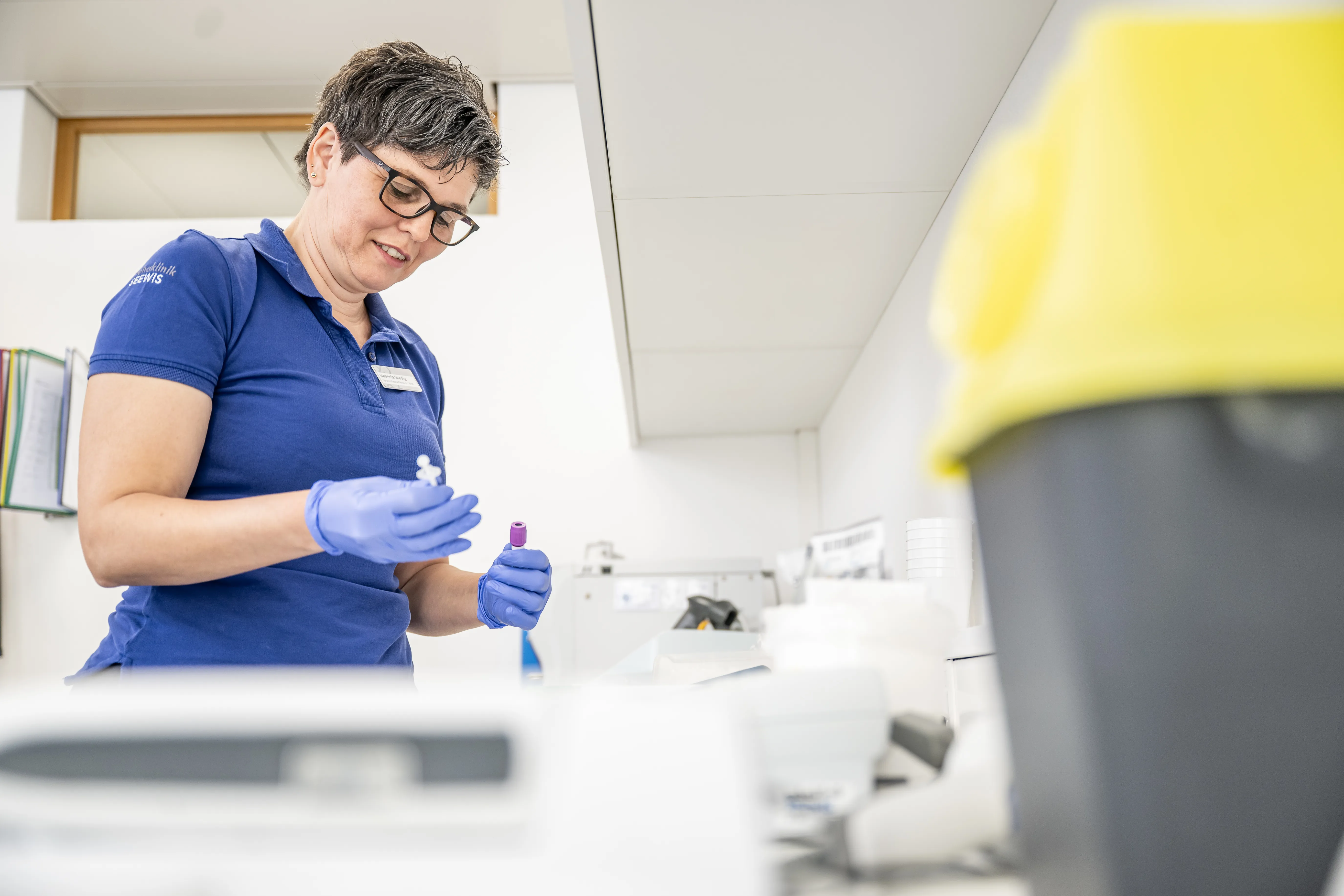 Gabi bei einer Blutabnahme in der VITREA Rehaklinik Seewis.