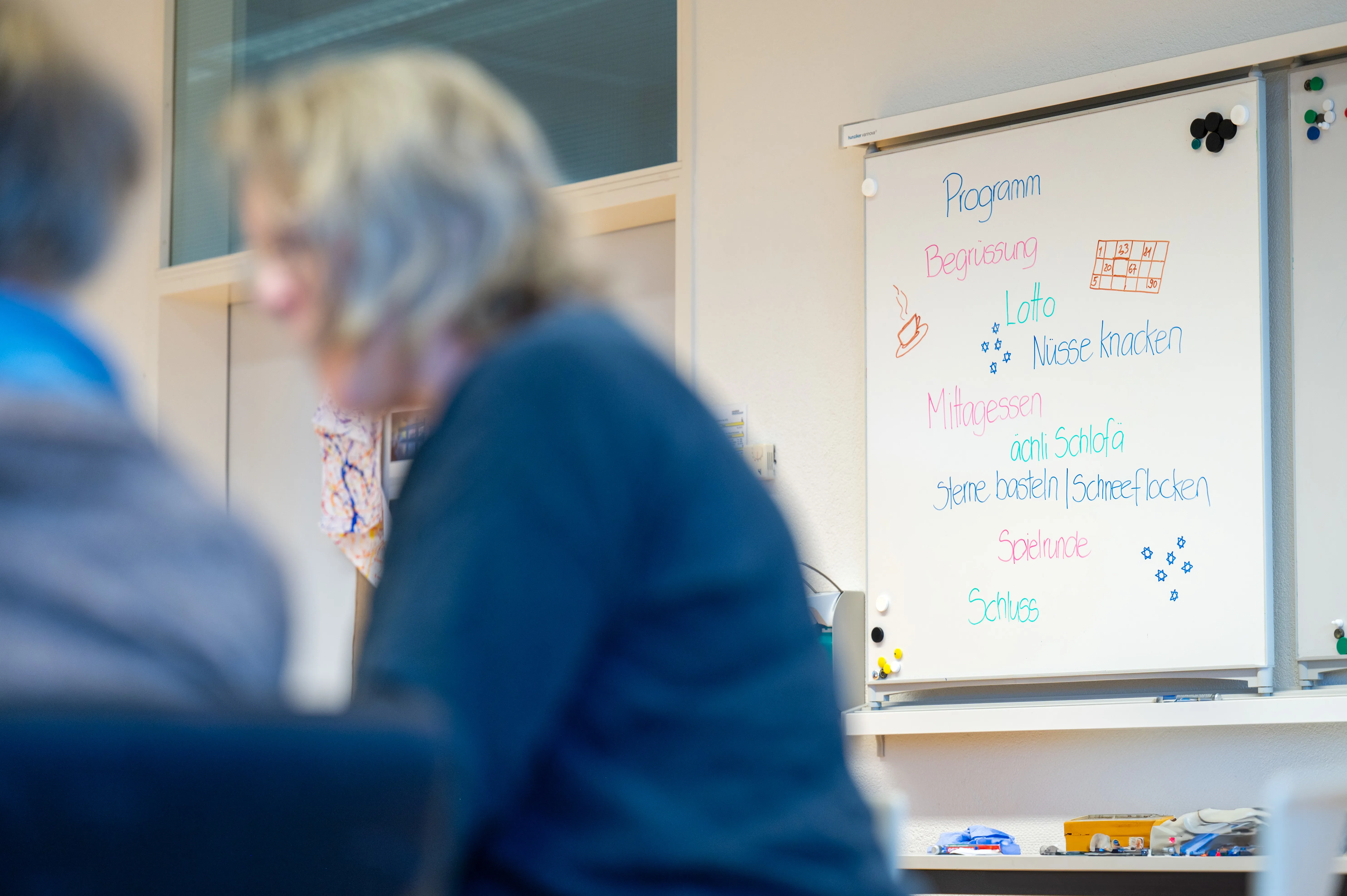 Das Programm wird für die Teilnehmenden gut leserlich aufgeschrieben.