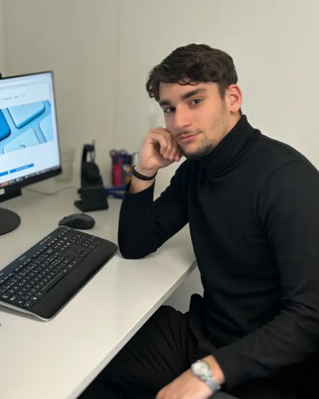 Eren gibt einen persönlichen Einblick in seine Ausbildung bei VITREA Schweiz als Lernender bei VITREA.