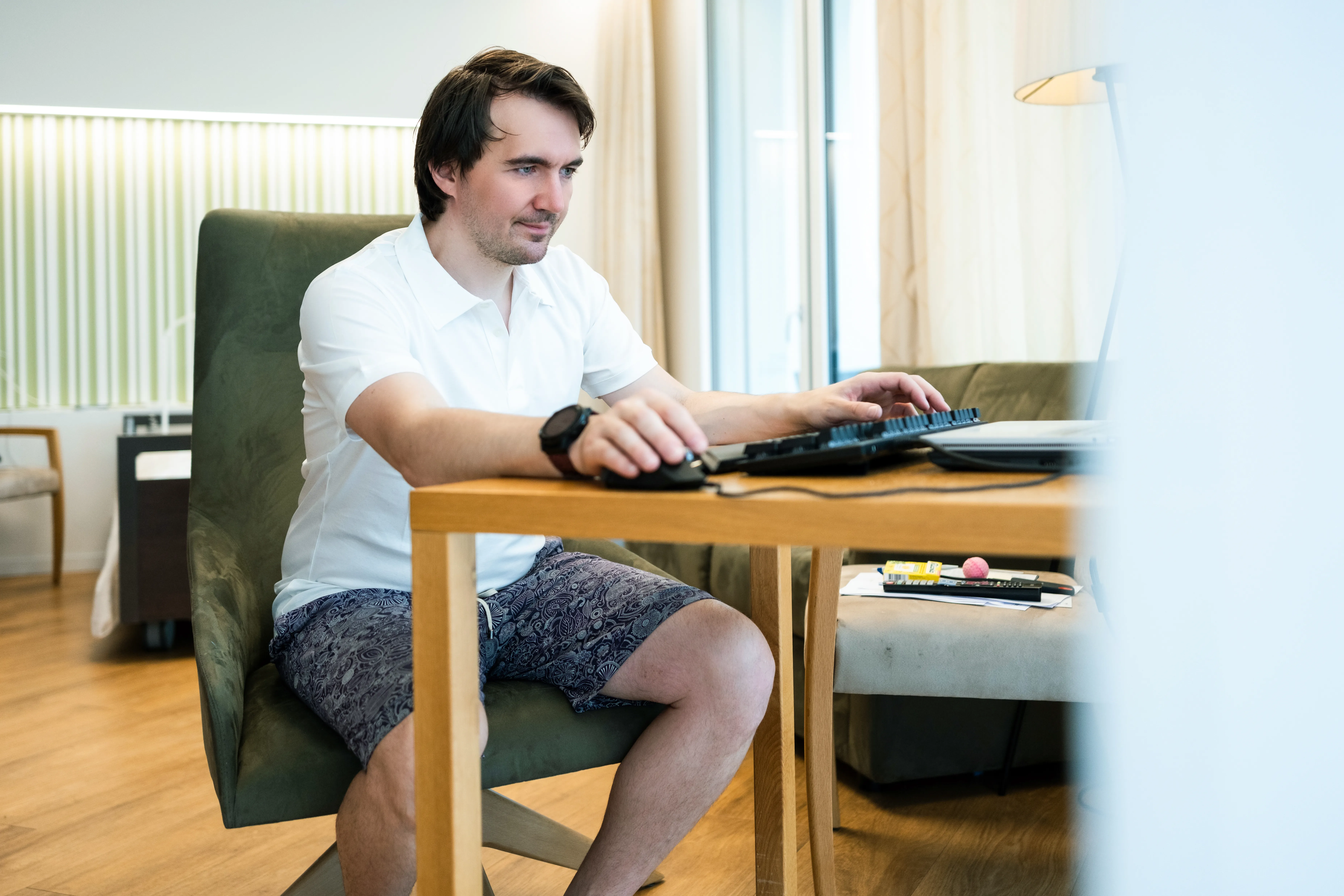 Vom Zimmer in der Rehaklinik Zihlschlacht aus kann Franz gut arbeiten.