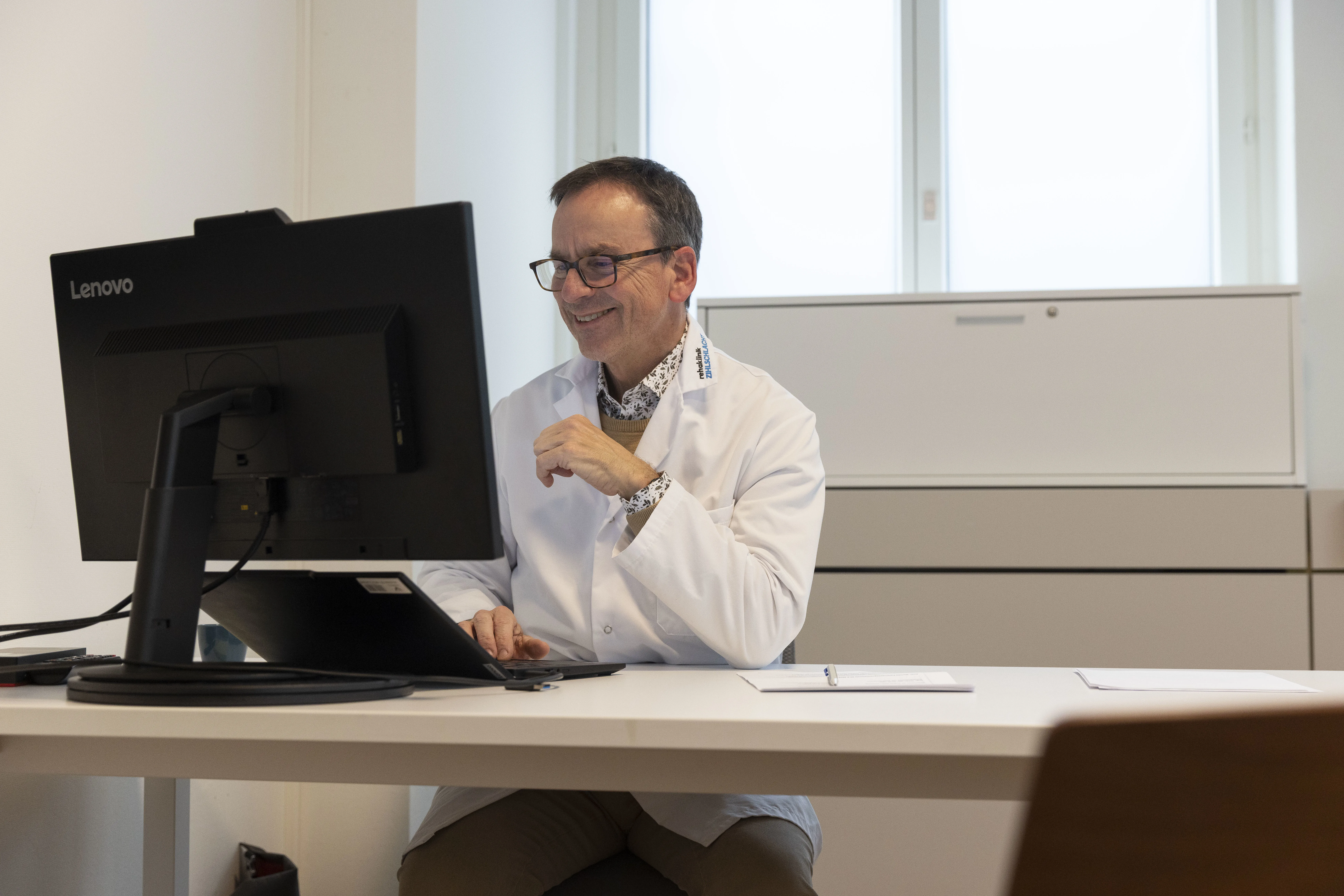 Dr. med. Wolfgang Fogel, Facharzt für Neurologie, am Schreibtisch