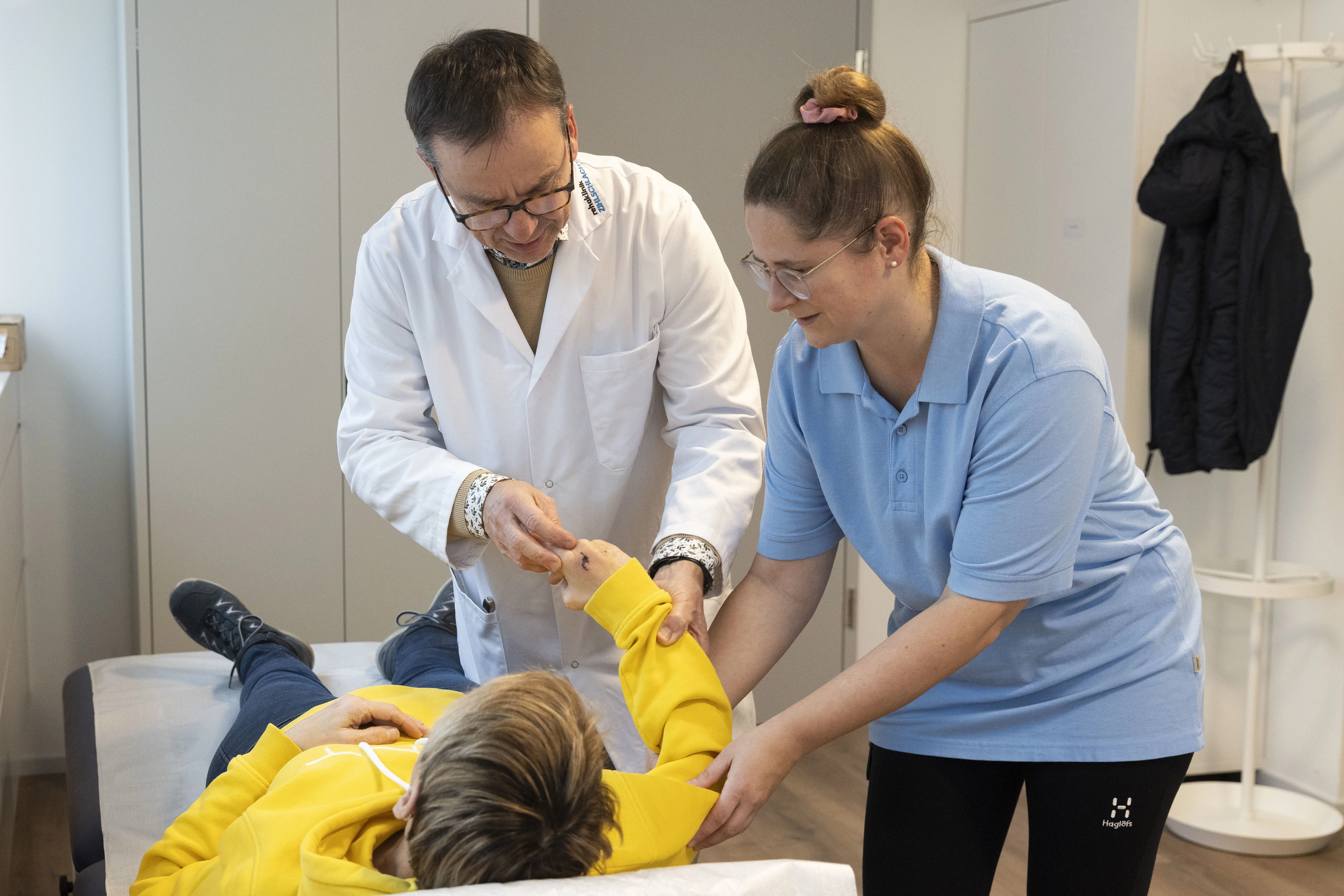 Dr. med. Wolfgang Fogel und Ergotherapeutin Priscilla Strehler behandeln gemeinsam.