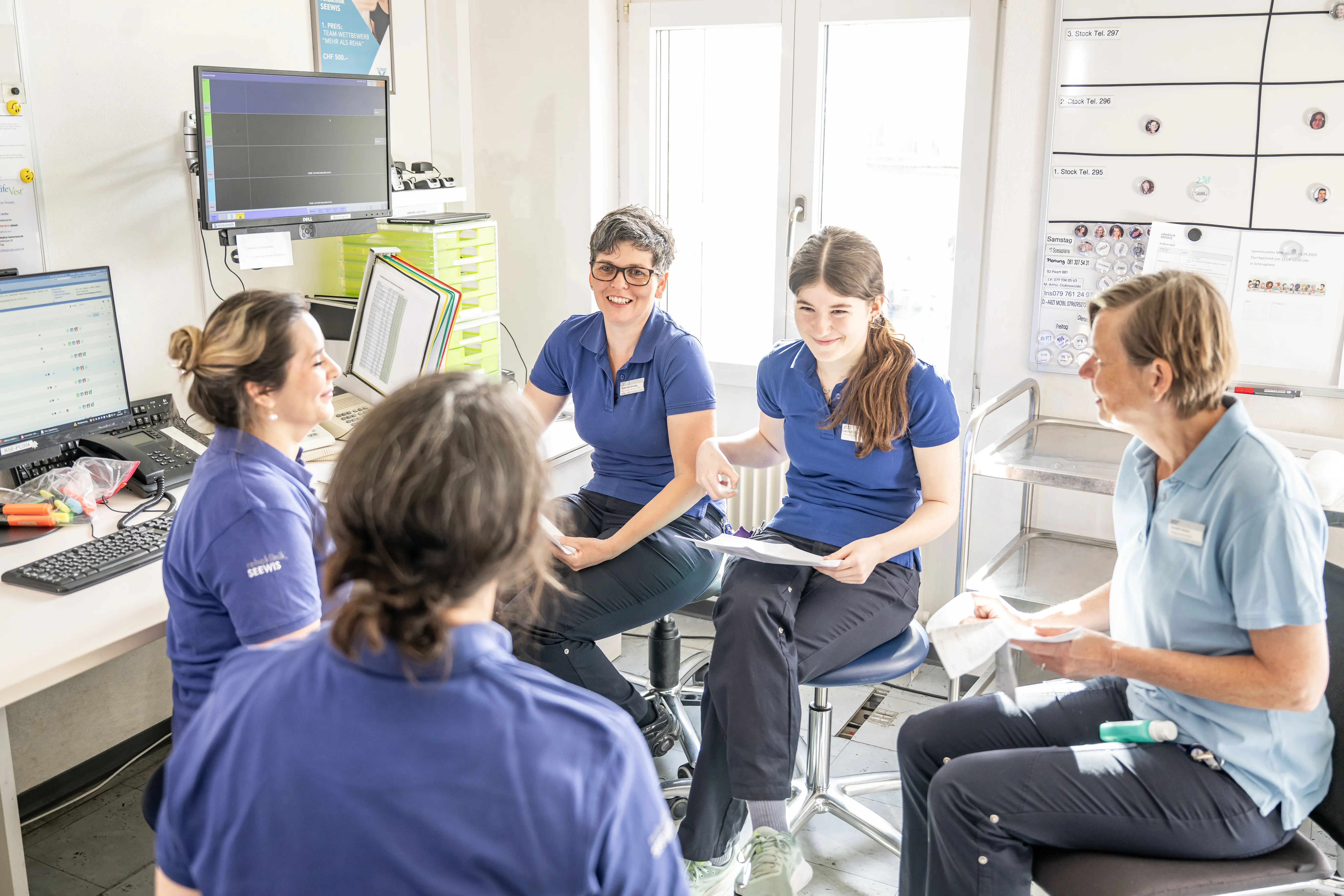 Gabi Gredig beschreibt die VITREA Rehaklinik Seewis als eine familiäre Umgebung, in der das besondere Miteinander im Mittelpunkt steht.