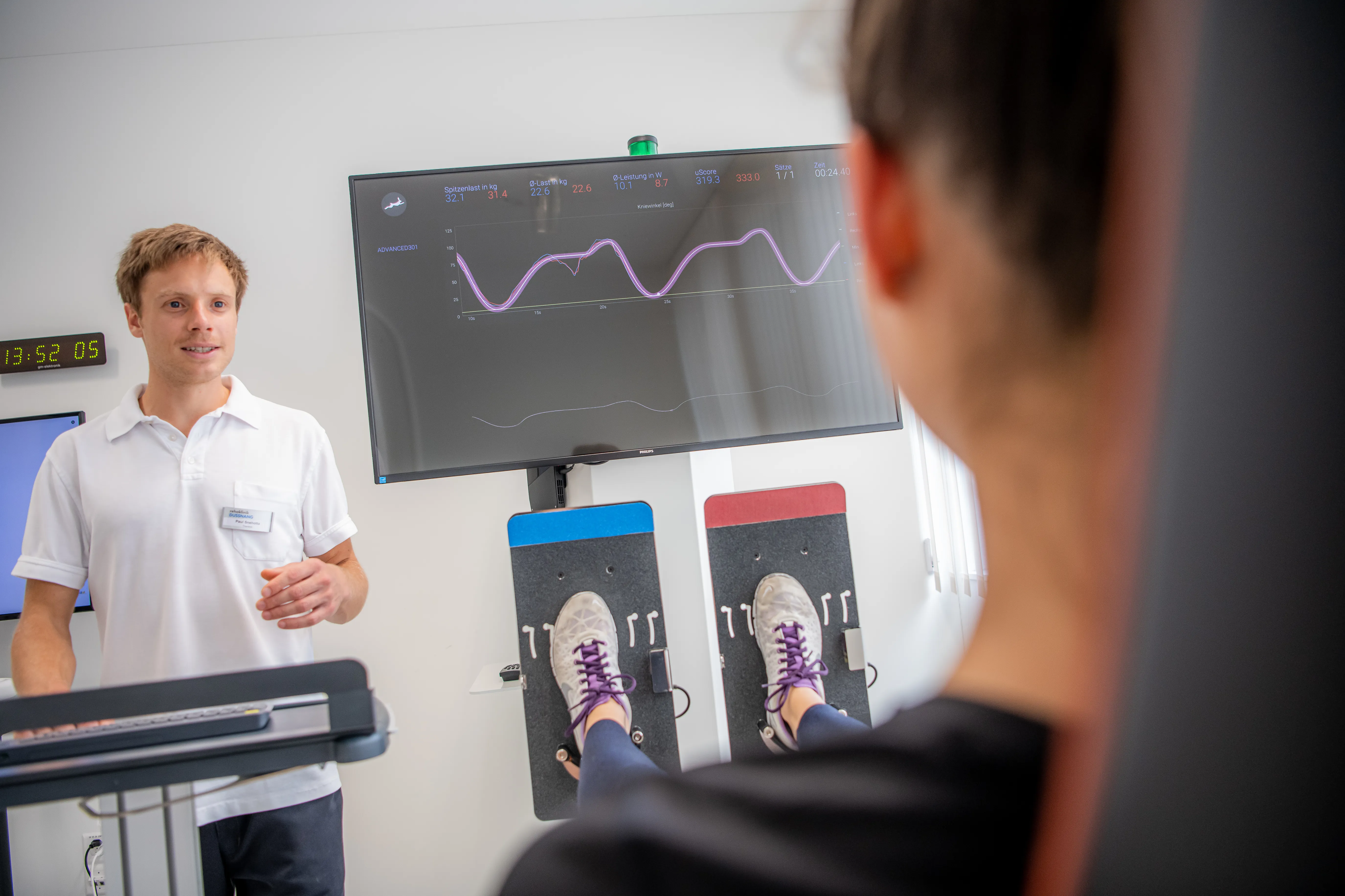 Moderne Reha: Paul Snehotta arbeitet mit robotikgestützten Trainingsgeräten.