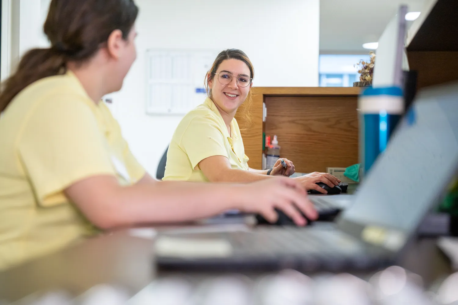 Das theoretisch erworbene Wissen kann Chiara gleich in der Praxis anwenden.