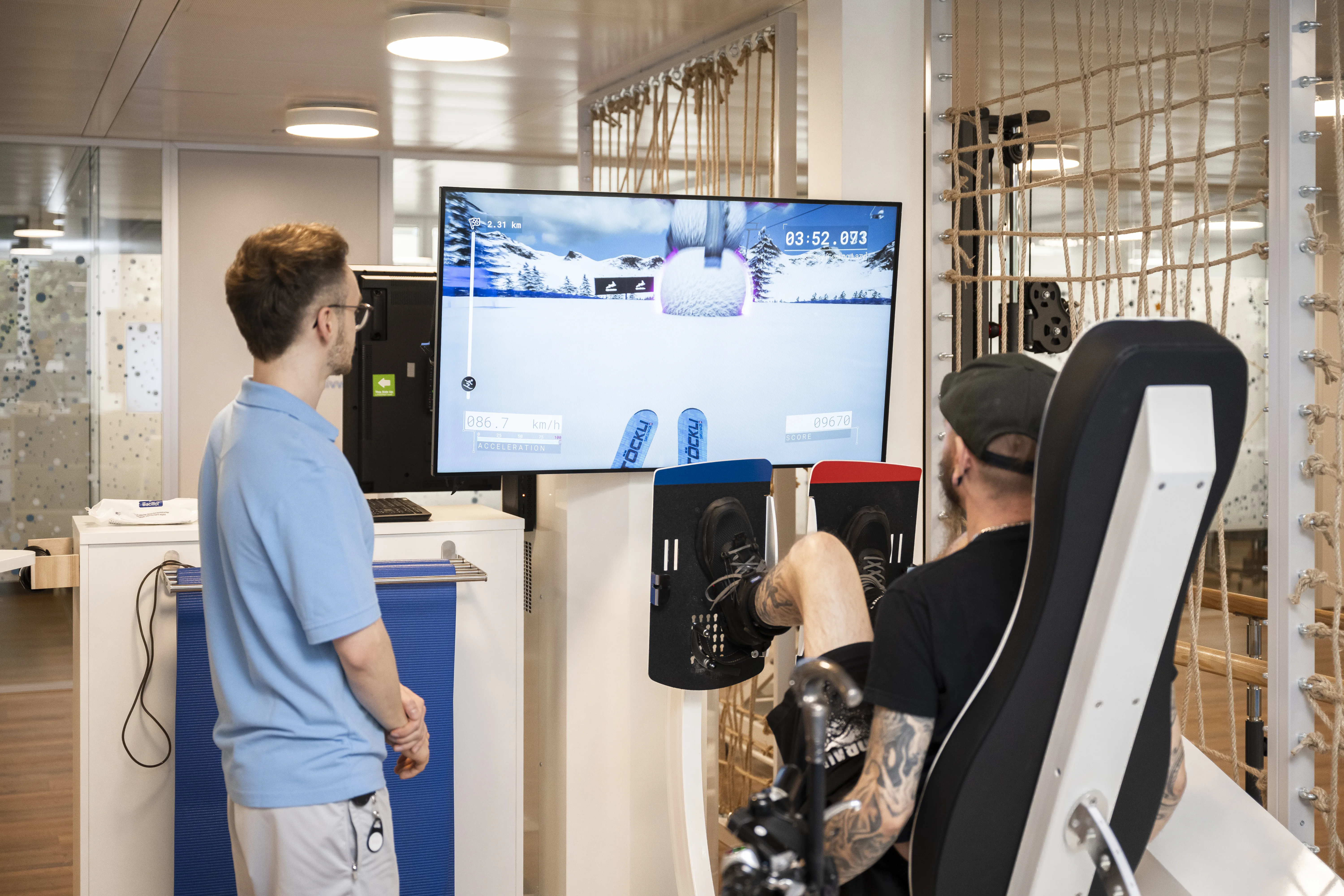 Zum Aufwärmen startet Sigi immer mit einem Spiel, wie hier mit einer Skiabfahrt.