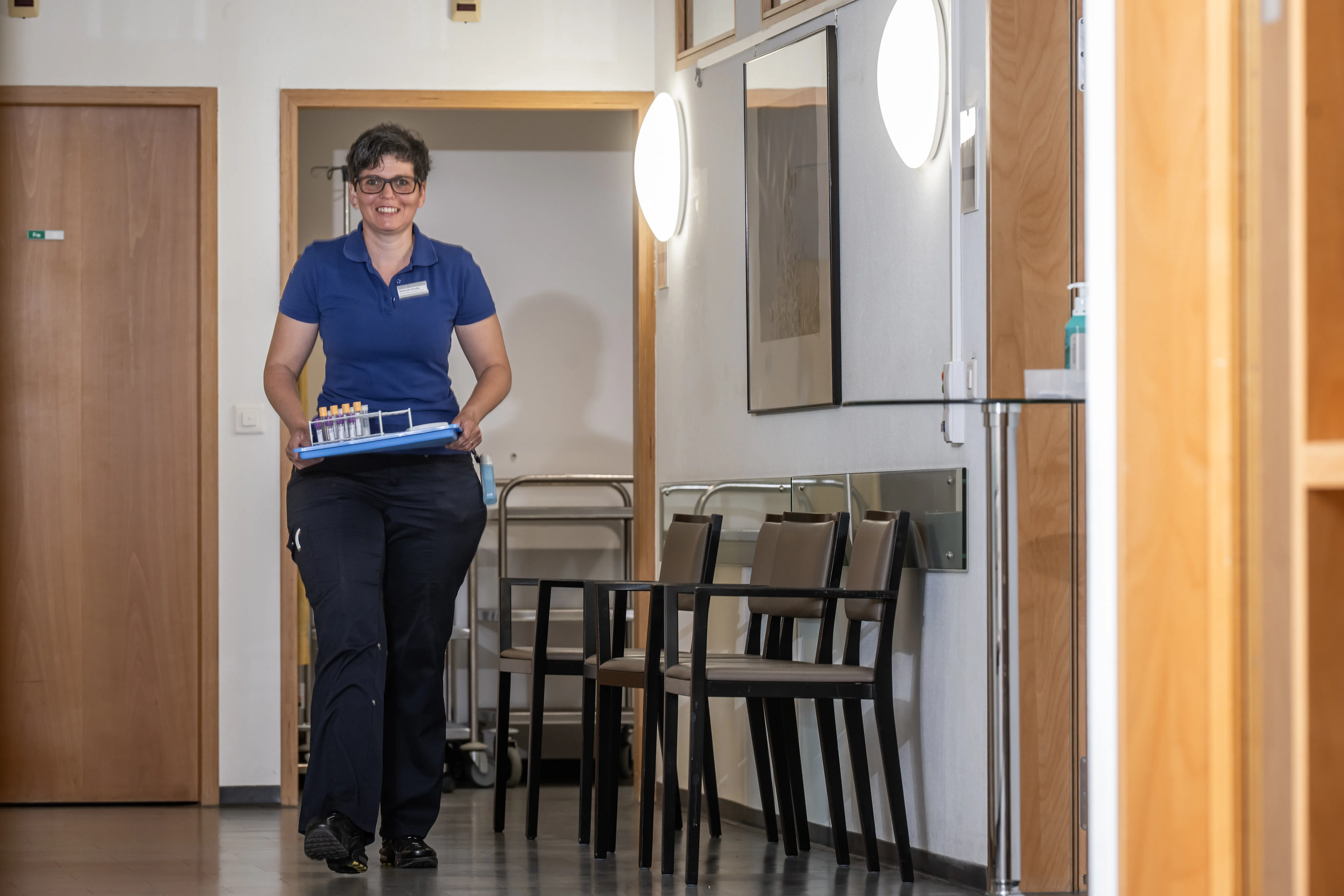 Gabi arbeitet heute vor allem im Labor und bringt dort ihre Erfahrung und ihr Fachwissen ein.